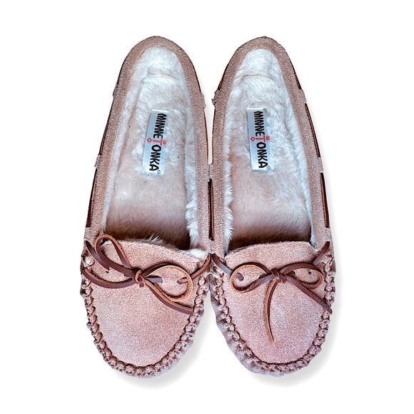 Minnetonka Shoes - Minnetonka Women’s Tan Suede Moccasin Slipper Shoe with brown leather bow size 8